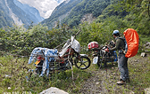 去年地震遗留在里面的摩托车